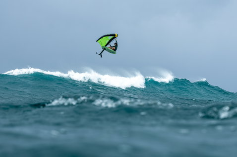 Duotone Trace SLS planche de foil lors de wing foiling au-dessus d'une vague déferlante en Guadeloupe