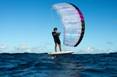Duotone Paradox SLS foil kite during foiling on the open ocean in white and magenta