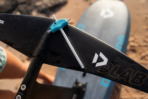 Duotone Pop D/LAB Frontwing aus Carbon, Detailansicht mit T-Tool beim Aufbau am Sandstrand