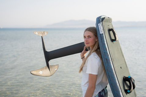 Duotone Pop D/LAB Frontwing beim Foilen am Meer in dunkelgrau und sandbeige