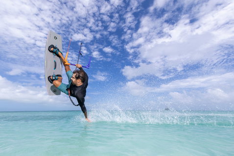 Duotone Trust Bar Quad control bar during kitesurfing in tropical shallow water