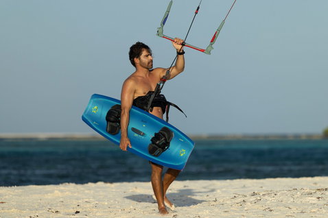 Duotone Click Bar Quad Control control bar during kitesurfing on a tropical beach