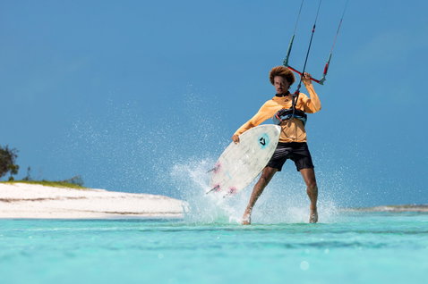 Duotone Click Bar D/LAB control bar during kitesurfing in a tropical turquoise lagoon