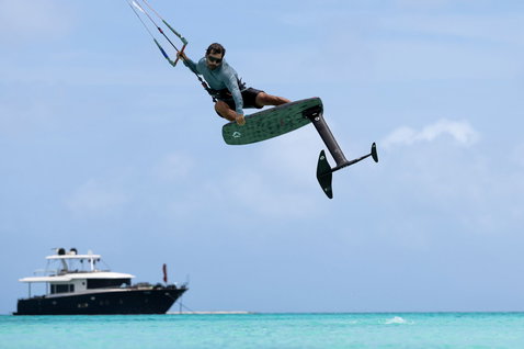 Planche de kite foil Duotone Soar SLS lors du foiling sur eau turquoise tropicale