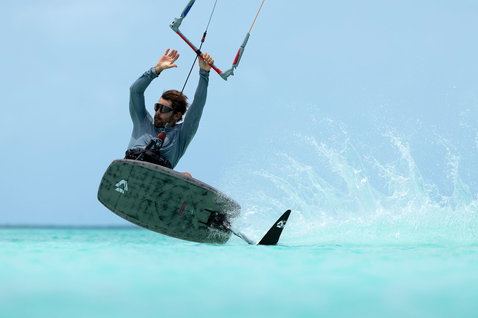 Duotone Soar SLS planche de kite foil lors d'une session de foiling en lagon tropical