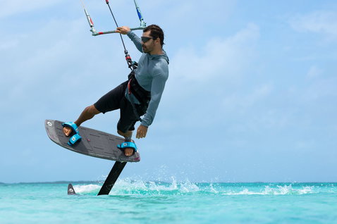 Duotone Soar SLS planche de kite foil en action lors d'une session de foiling sur océan tropical turquoise