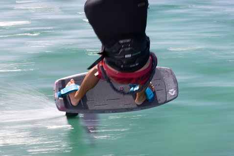 Duotone Soar SLS planche de foil kitesurf en action sur l'eau, vue aérienne