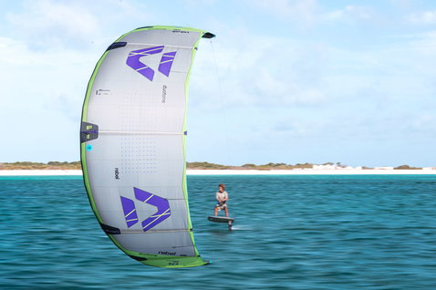 Duotone Rebel SLS kite LEI 10 m en gris et violet lors d'une session de foil sur un lagon turquoise