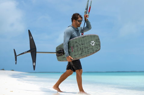Duotone Soar SLS planche de foil lors d'une session de kite foil sur une plage tropicale