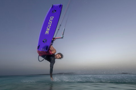 Tabla de kite twin-tip Duotone Jaime SLS durante freestyle en el océano en violeta eléctrico