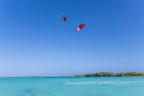 Tabla de kitesurf twin-tip Duotone Jaime SLS durante freestyle sobre una laguna tropical