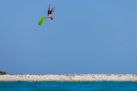 Tabla de kitesurf twin-tip Duotone Jaime Concept Blue durante vuelo aéreo sobre el mar en verde lima