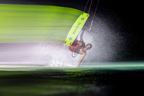Tabla de kitesurf twin-tip Duotone Jaime Concept Blue durante kitesurfing freestyle en el océano