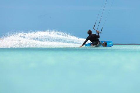 Duotone Select SLS tabla de kitesurf twin-tip durante kitesurfing en laguna tropical