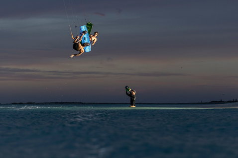 Tabla de kitesurf Duotone Select SLS durante una sesión de freeride al atardecer sobre el océano