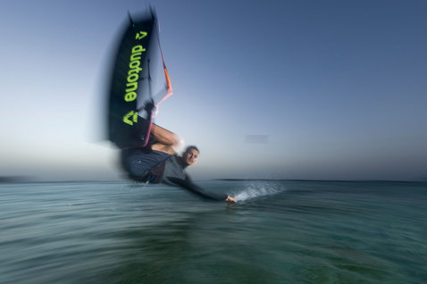 Tabla de kitesurf twin-tip Duotone Select SLS durante freeride en el océano al atardecer