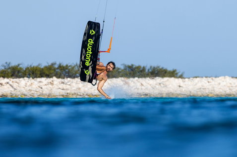 Tabla de kitesurf twin-tip Duotone Select SLS durante una sesión de kitesurf en el mar
