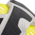 Détail du footpad de la fixation de kitesurf Duotone Vario en anthracite, gris clair et jaune néon