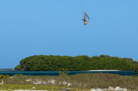 Tabla de kitesurf twin-tip Duotone Select Concept Blue durante kitesurf sobre una laguna tropical