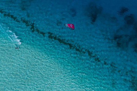Duotone Select Concept Blue tabla twin-tip freeride durante kitesurf sobre océano tropical turquesa