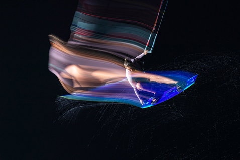 Tabla de kitesurf twin-tip Duotone Soleil Concept Blue durante una sesión de kitesurf en agua oscura de noche