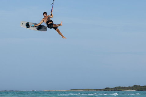 Duotone Entity 360 Jaime SLS twin-tip kitesurf en freestyle au-dessus de l'océan