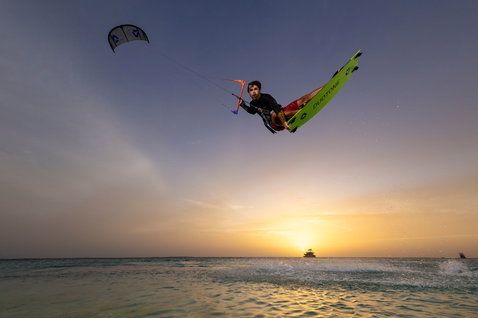 Duotone Entity 360 twin-tip kiteboard lors d'une session de kitesurf au coucher du soleil sur l'océan