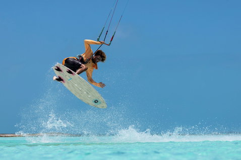 Tabla de kitesurf Duotone Volt D/LAB durante wave riding sobre aguas tropicales turquesas
