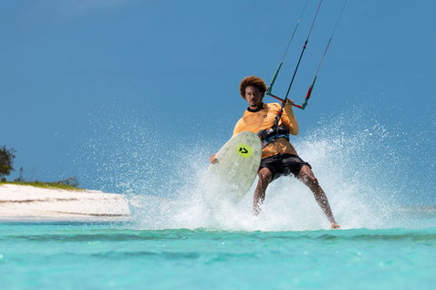Tabla de surf Duotone Whip D/LAB durante kitesurf sin straps en laguna tropical