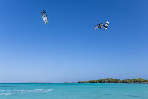 Duotone TS Big Air SLS Twin-Tip Kiteboard beim Kitesurfen über einer türkisen Lagune