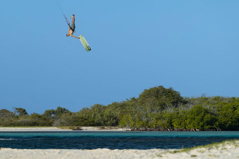 Duotone TS Big Air SLS Twintip-Kiteboard beim Big-Air-Kitesurfen über einer tropischen Lagune