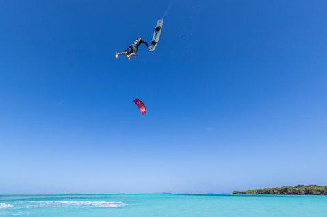 Duotone TS Big Air SLS Twin-Tip Kiteboard beim Big-Air-Kitesurfen über einem tropischen Lagunen-Meer