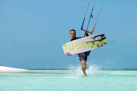 Duotone TS Big Air SLS Twin-Tip Kiteboard beim Kitesurfen in einer tropischen Lagune