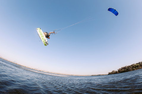 Tabla de kitesurf twin-tip Duotone TS Freestyle SLS durante una maniobra de freestyle sobre una laguna