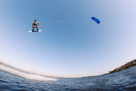 Tabla de kitesurf twin-tip Duotone TS Freestyle SLS durante freestyle sobre el océano