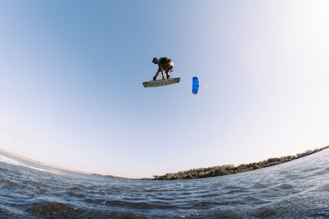 Tabla de kitesurf twin-tip Duotone TS Freestyle SLS durante freestyle sin gancho sobre el agua