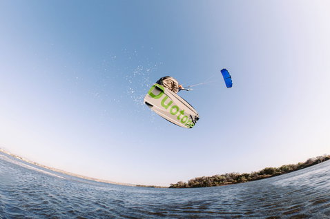 Tabla de kitesurf twin-tip Duotone TS Freestyle SLS durante una sesión de freestyle en laguna de aguas planas