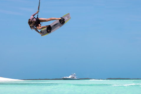 Tabla de kitesurf twin-tip Duotone Soleil SLS durante kitesurf sobre una laguna tropical