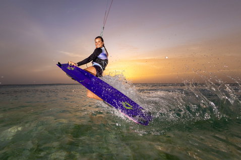 Duotone Soleil SLS tabla de kitesurf twin-tip durante kitesurf en el océano al atardecer