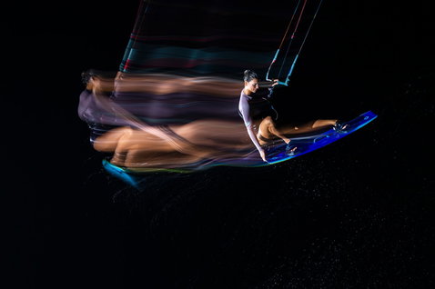 Tabla de kitesurf twin-tip Duotone Soleil SLS durante kitesurf freeride de noche