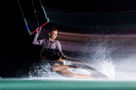 Tabla de kitesurf twin-tip Duotone Soleil SLS durante una sesión de kitesurf en el agua