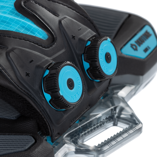 Détail du système de fixation Duotone Entity 360 pour kiteboard twin-tip en noir et cyan