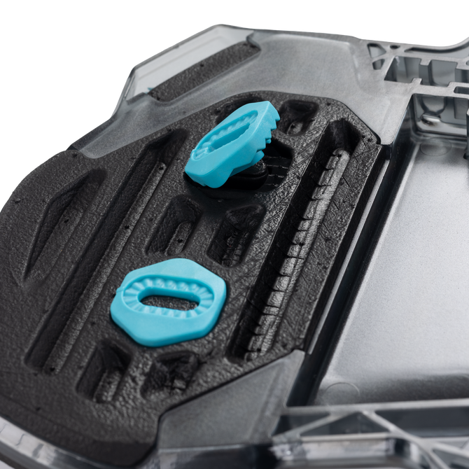 Détail platine de fixation Duotone Entity 360 kiteboard twin-tip avec molettes cyan en anthracite et gris
