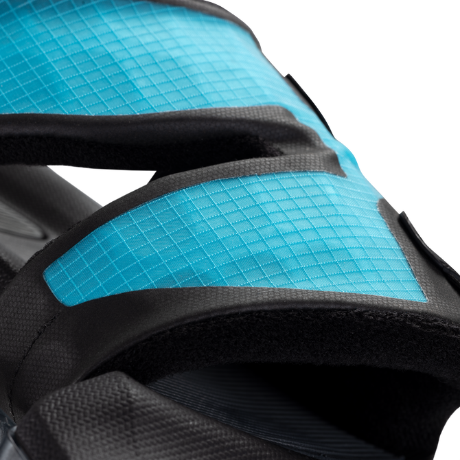 Détail du système de pad et sangles de la planche de kite twin-tip Duotone Entity 360 en noir et cyan