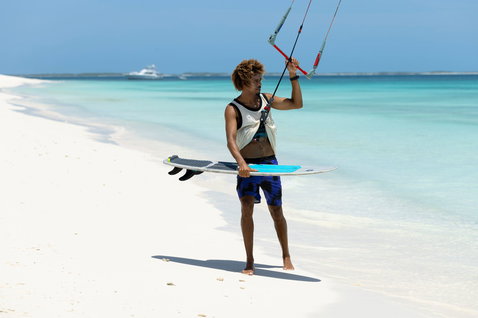 Duotone Provoke tabla de surf sin straps 5'1" durante una sesión de kitesurf en playa tropical