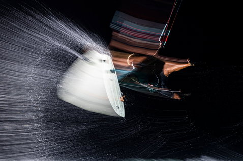 Duotone Provoke tabla de surf strapless freestyle 5'1" durante el kitesurf en el océano de noche