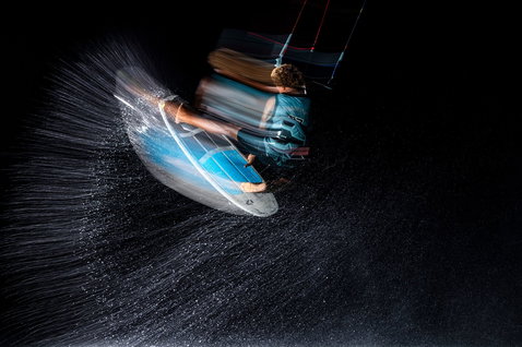 Duotone Provoke tabla de surf freestyle sin straps 5'1" durante el kitesurf en el océano de noche