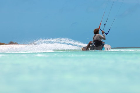 Tabla de surf kite Duotone Provoke sin correas 5'1" durante kitesurfing en laguna tropical