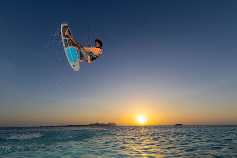 Duotone Provoke tabla de surf strapless freestyle 5'1" durante el kitesurf sobre un océano tropical al atardecer