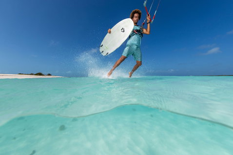 Duotone Whip SLS tabla de surf sin correas durante el kitesurf en una laguna tropical